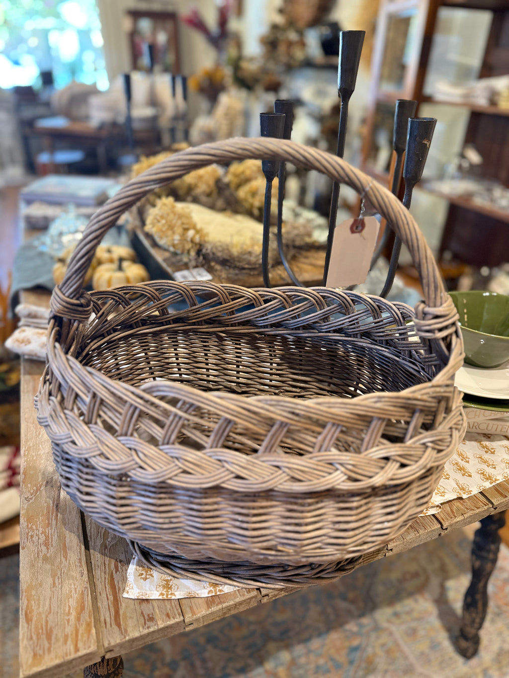 Oval basket with handle
