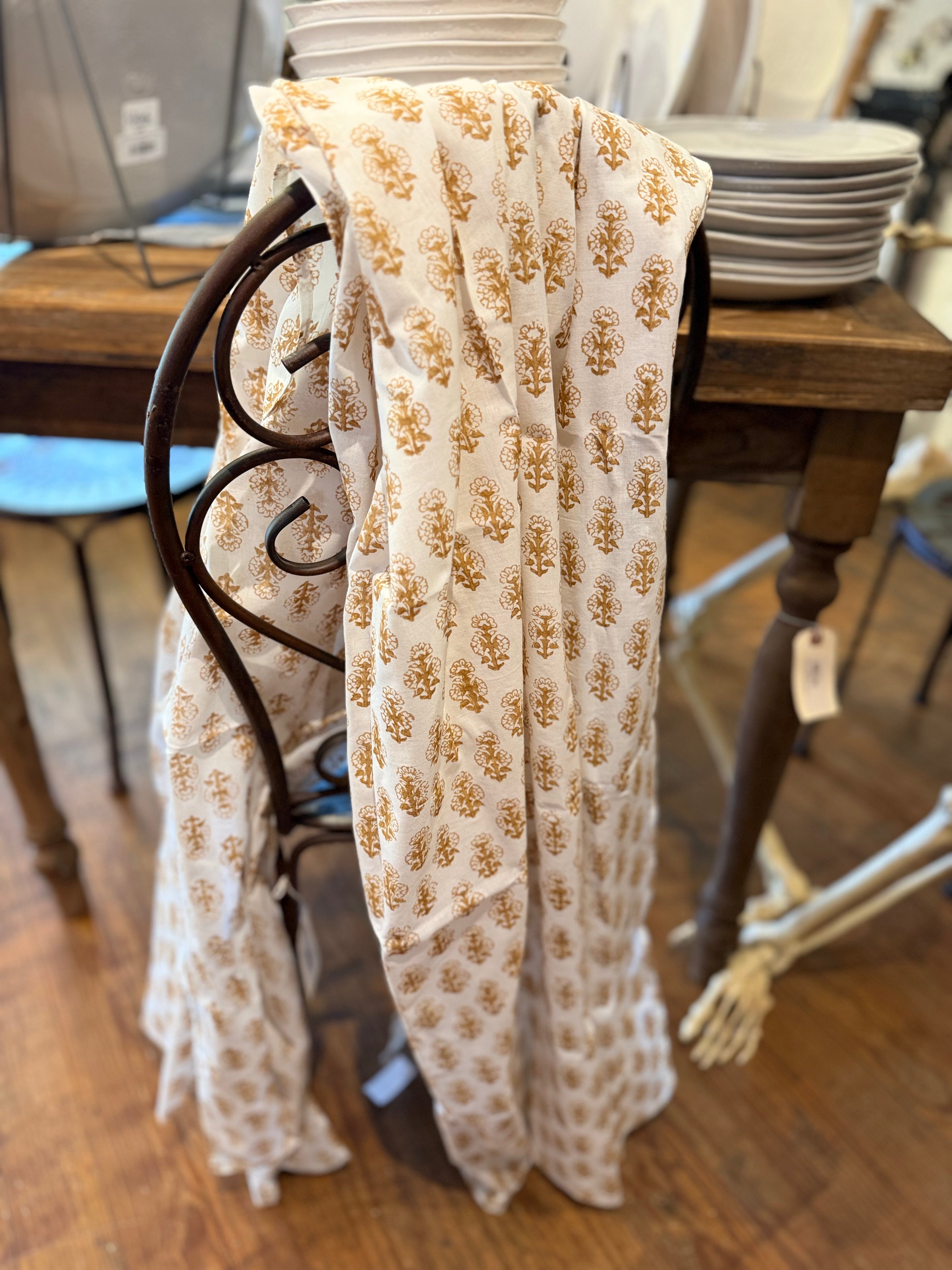 Talelayo Lightweight Tablecloth