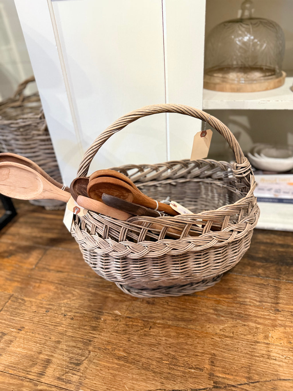 Oval basket with handle